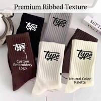 Calcetines Personalizados de Primera Calidad con Textura Acanalada, Calcetines de Algodón con Logotipo Bordado OEM, Paleta de Colores Neutros para Hombre y Mujer