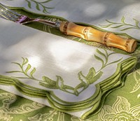 Serviette en lin blanc avec petite broderie verte