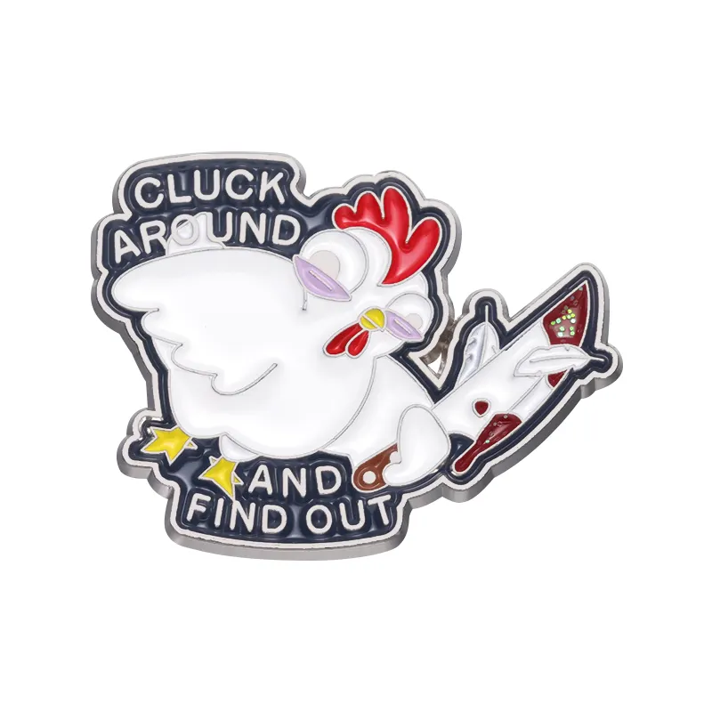 Cluck Around And Find Out Alfileres esmaltados Dibujos animados divertidos Pollo Pájaro con cuchillo Pin de solapa Insignia Mochila Ropa Collar Broche Regalo