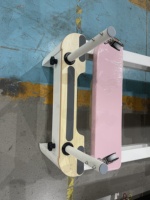 Lit de Pilates Reformer en alliage d'aluminium rose de haute qualité, certifié CE, avec grande plateforme, pouvant être rangé verticalement