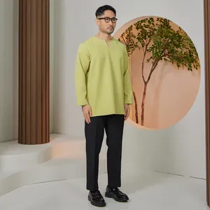 ผู้ผลิตเสื้อเชิ้ตผู้ชายสไตล์ดั้งเดิมของมาเลเซีย สีเขียวมะนาว ทรงสมาร์ทฟิต แขนสั้นลำลอง รับผลิตแบบ OEM เสื้อผ้าผู้ชายสไตล์โมเดิร์น - Product Image 5