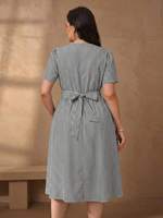 Robe midi rayée grande taille, robe trapèze boutonnée à manches courtes et col en V avec poches, tenue décontractée et de bureau