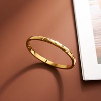 Bracelet de fête tendance et minimaliste pour femme, en acier inoxydable plaqué or 18 carats, orné de perles et de zircons