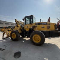 Chargeuse sur pneus KOMATSU WA320 à performance stable pour le transfert de matériaux routiers, le déblaiement de sable de rivière et le remplissage de barrages