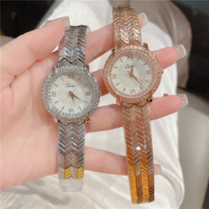 Montre de luxe personnalisée avec logo, fabriquée aux usines de Shenzhen, avec <span class=keywords><strong>lunette</strong></span> entièrement sertie de cristaux, cadran en nacre et bracelet en os de poisson en argent et or rose - Product Image 1