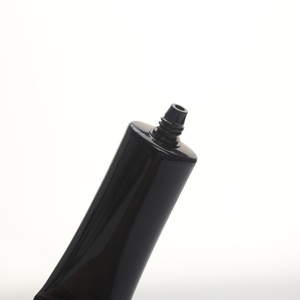 Envase cosmético ovalado negro de lujo al por mayor con tapa ovalada dorada para loción, envase exprimible para el cuidado de la piel - Product Image 5