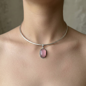 Collier ras du cou minimaliste en argent sterling 925 avec pendentif en calcédoine rose naturelle faite à la main pour femme, vente en gros - Product Image 1
