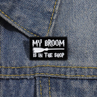 En gros, Broche en métal émaillée créative et mignonne, motif balai de dessin animé, avec texte en anglais, pour corsage, col et vêtements, idéale comme souvenir