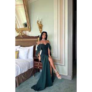 Robe de soirée longue Aella verte, col ras du cou, taille empire, drapée à plusieurs niveaux, ornée de strass, longueur ras du sol, pour soirée - Product Image 4