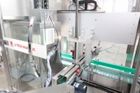 Machine de remplissage et de bouchage automatique pour bidons carrés en plastique de 20 L, avec suivi linéaire par servo et nouvelle solution de nettoyage