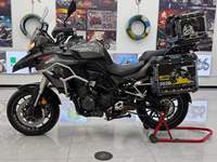 Moto de tourisme d'aventure Benelli TRK502 500cc à refroidissement par eau, bicylindre, avec coffres latéraux et supérieur en aluminium