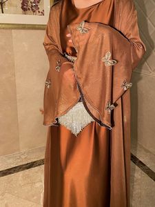 Conjunto de 2 piezas de abaya para mujer musulmana al por mayor: cárdigan abierto de gasa con purpurina y vestido maxi de satén con bordado de mariposa y pedrería - Product Image 2