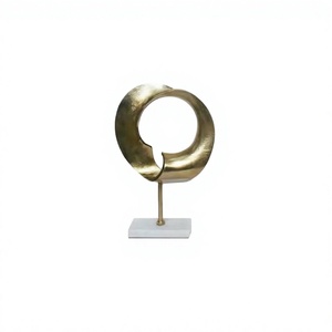 Sculpture décorative en aluminium de luxe, style Art déco moderne haut de gamme, finition dorée, sculpture de table sur socle en marbre - Product Image 1