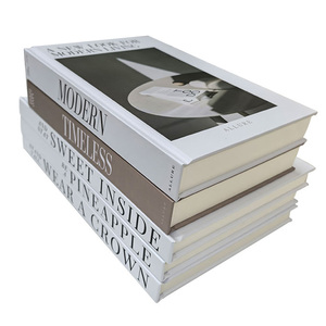 Stampa di Libri Personalizzati di Alta Qualità con Copertina Rigida, Libri Decorativi di Lusso su Arte Moderna e Moda Vintage, Carta Offset - Product Image 1