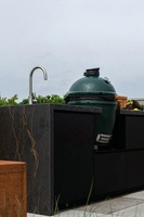 Cuisine extérieure de BBQ de paillasse en pierre frittée personnalisée par artisan avec le fumeur vert d'oeufs