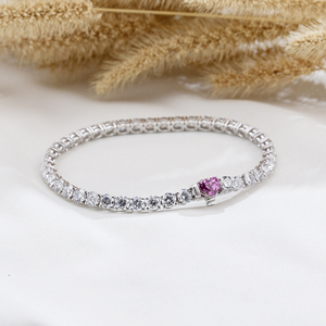 MSB-661 Messi Jewelry PT950 สร้อยข้อมือเพชรทรงเทนนิสทองคำขาวประดับเพชรแบบ Prong‑Set ประดับด้วยอัญมณีสีชมพูรูปหัวใจเดี่ยว - Product Image 1