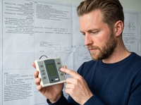 Contrôleur flexible à double usage 2-en-1 pour systèmes à économie d'énergie, compatible avec les climatiseurs à conduit et les pompes à chaleur à eau
