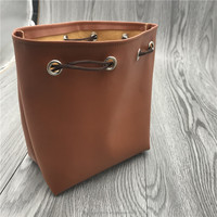Pochette en cuir PU marron épaisse personnalisée avec logo gaufré, cordon de serrage, tendance et recyclable