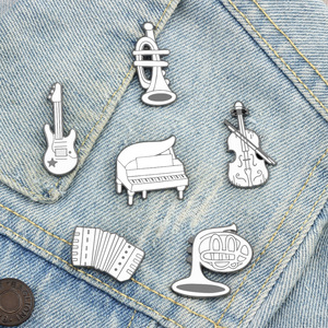 Broche de la serie de instrumentos musicales populares transfronterizos, con diseño de traje blanco de ensueño y patrón de equipo musical pequeño de simulación. - Product Image 1