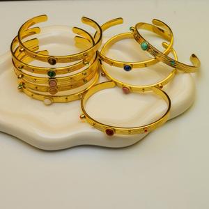 กำไลข้อมือผู้หญิงแบบเปิดประดับด้วยหินธรรมชาติ ชุบทอง 18K บนสแตนเลสสตีล ดีไซน์เรียบหรูจาก Zhixuan ป้องกันการแพ้ - Product Image 4