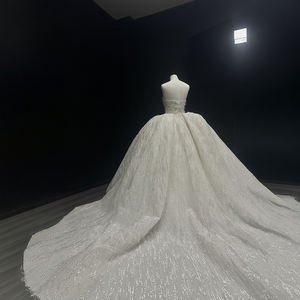 Vestido de Novia Moderno y Elegante NT81, Sin Espalda, Color Marfil, con Encaje Floral, Cuentas de Cristal y Mangas Largas Abullonadas - Product Image 4