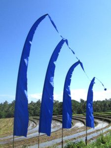 Balinesische Umbul-Umbul-Flagge mit Stange, individuell bedruckte Polyester-Satin-Zeremonienflagge für Hochzeits- und Gartendekoration, Großhandel - Product Image 1