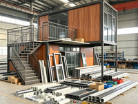 Tienda Modular de Dos Pisos en Contenedor, Techo de Madera y Vidrio con Terraza y Escalera para Kiosco de Exhibición