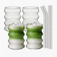Verres à boire en verre borosilicate côtelé en gros avec paille pour jus, thé glacé et café