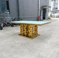 Table à manger rectangulaire en verre sur mesure avec base en acier inoxydable doré à motif écailles de poisson pour événements et fêtes - Fabricant direct
