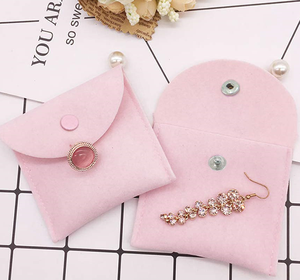 Petite pochette cadeau en velours rose personnalisée avec bouton magnétique - Product Image 3