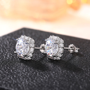 Orecchini a bottone geometrici scintillanti per donna, eleganti gioielli da festa. - Product Image 3
