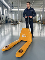 Nouvelle transpalette électrique TOSO de 2 tonnes alimentée par batterie lithium-ion pour la manutention de matériaux en entrepôt industriel
