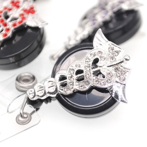 Accessoires infirmiers : Porte-badge rétractable avec symbole médical, serpent en strass, aile d'ange, fournitures de bureau - Product Image 2