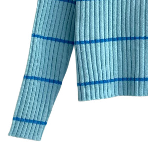 Pull-over pour femme à col rond, manches longues, avec rayures verticales bleu ciel clair et rayures horizontales contrastantes bleu foncé, en promotion. - Product Image 3