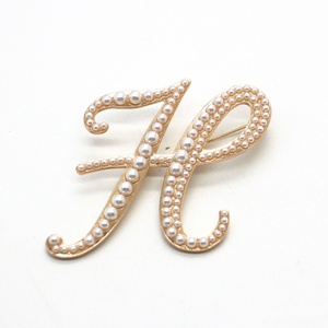 Nuovo Stile Spilla con Lettera e Perle in Stile Europeo e Americano, Versatile per Abbigliamento, Elegante, Grande Formato 6CM - Product Image 4