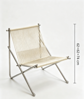Chaise longue pliante moderne en corde, structure en métal chromé poli, assise et dossier en corde tressée beige, minimaliste, intérieur/extérieur