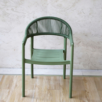 Chaise d'extérieur empilable en corde tressée pour bord de piscine, idéale pour villas, maisons d'hôtes, terrasses ensoleillées et zones repas