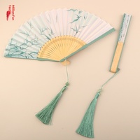 Éventail pliant artisanal en bambou de style ancien vert avec motif papillon pour la danse Hanfu Cheongsam personnalisée