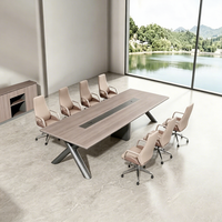 Table de conférence rectangulaire moderne pour 10 personnes avec gestion des câbles et base en métal.