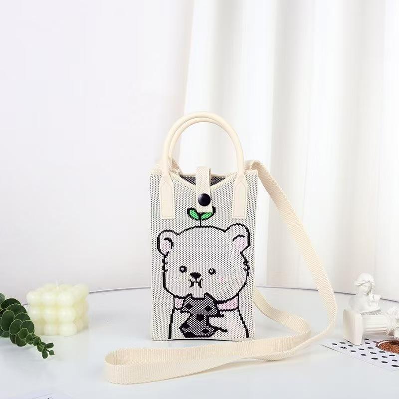 ours blanc mangeant des biscuits