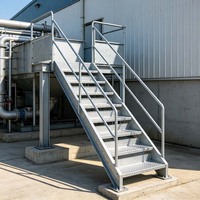 Échelles en acier à structure stable inclinée, avec marches antidérapantes à motifs, pour l'accès aux équipements d'atelier chimique