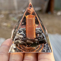 Großhandel Luxuriöse Obsidian-Kies-Pyramide Desktop-Ornament Harz-Tropfer Kristall-Pyramidenform