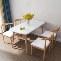 Ensemble table et chaises de salle à manger en bois massif, moderne, écologique et durable, pour petit salon familial, usage domestique, design rectangulaire