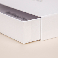 Boîte rigide avec tiroir coulissant, papier blanc imprimé avec logo personnalisé, ruban et film plastique d'emballage