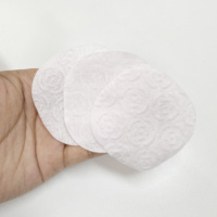 Tampon tonifiant semi-gel coloré bleu, concept rafraîchissant semi-gel, tampon tonifiant non-tissé en matière première sèche