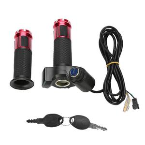 Empuñaduras universales de acelerador giratorio con pantalla LED de voltaje y potencia con interruptor para motocicleta eléctrica y bicicleta - Product Image 2