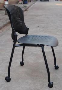 Chaise de conférence moderne en maille perforée avec accoudoirs fixes, assise en plastique, roulettes et pieds métalliques pour salle de réunion, école, bureau - Product Image 3