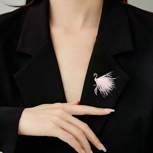 Spilla Premium a Forma di Fenicottero con Coda di Piume Placcata Oro, Raffinata Spilla con Zirconi <span class=keywords><strong>per</strong></span> Giacche e Cappotti, Accessorio Regalo - Product Image 6