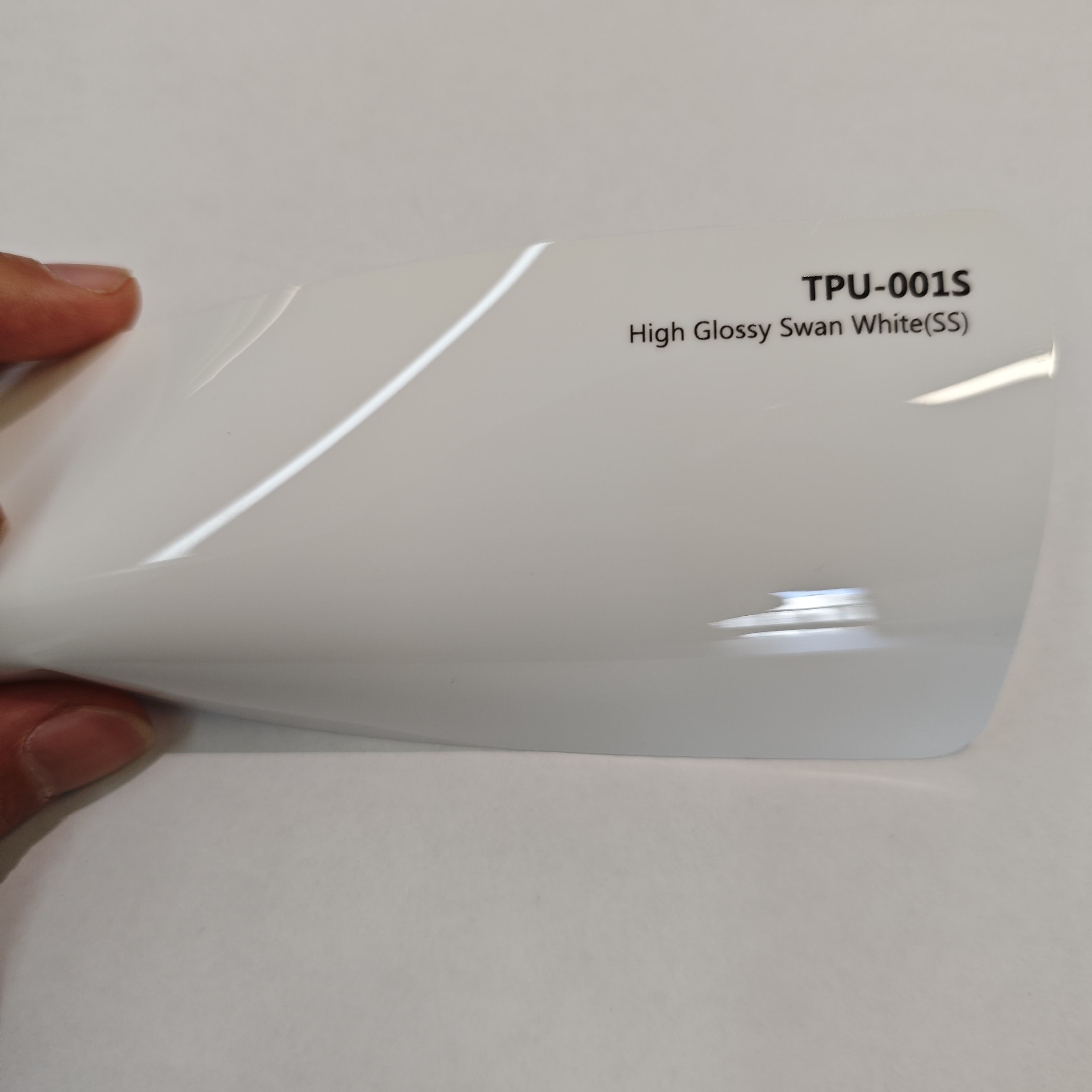 สีขาวสวอนเงางามระดับสูง