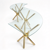 Table de banquet irrégulière en acier inoxydable doré avec pieds croisés en verre transparent pour mariage, hôtel, événement